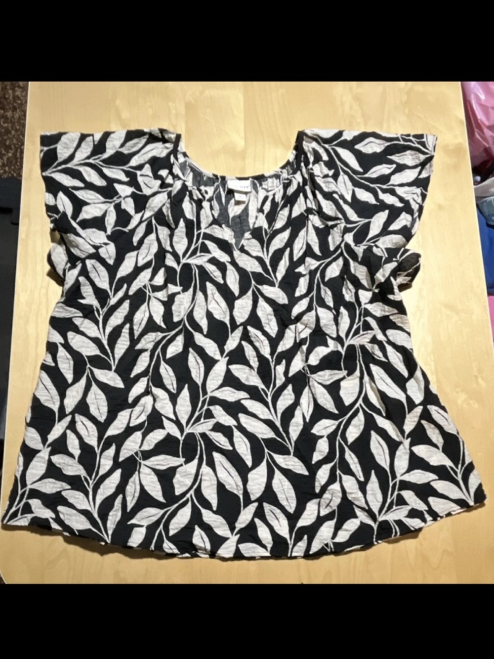 Ava & Viv Black and White Leaf-Print Short Sleeve Tunic